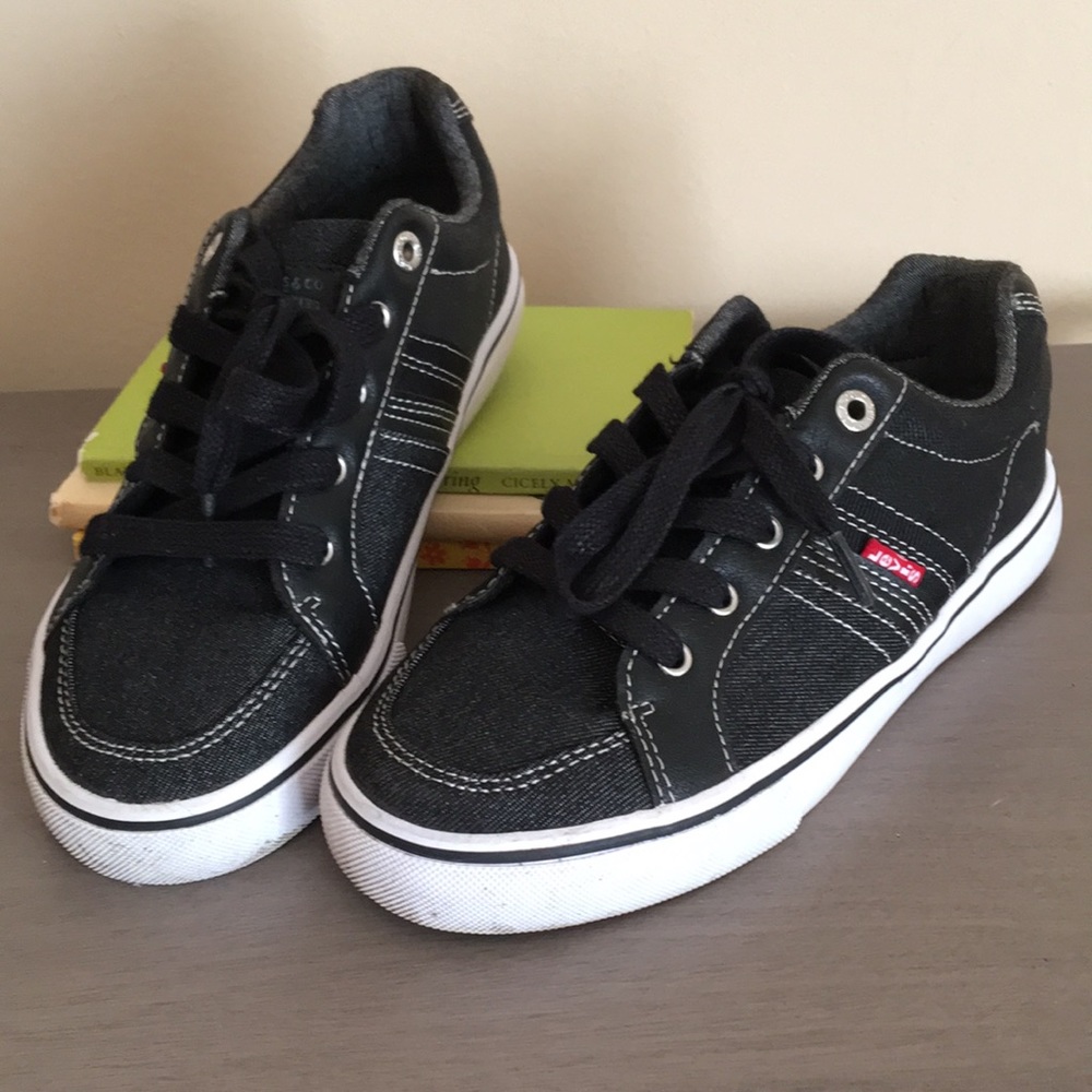 Boys Levi sneakers size 2.5